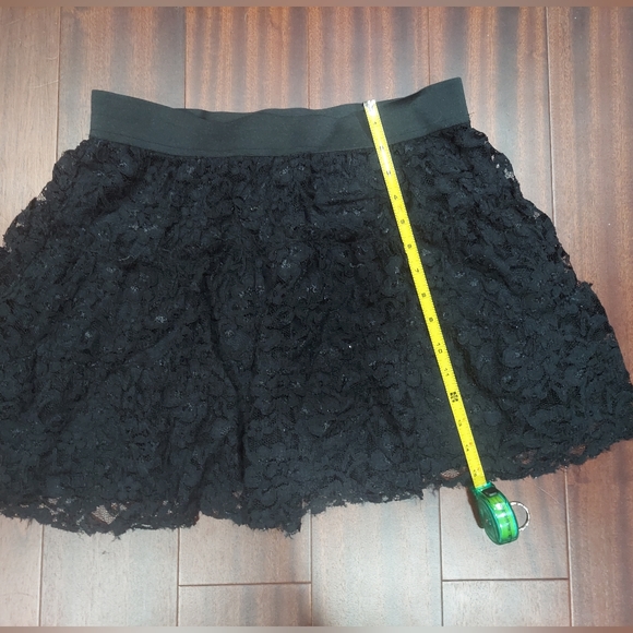 REPOSTED Elle black lace skirt size medium - Picture 3 of 4